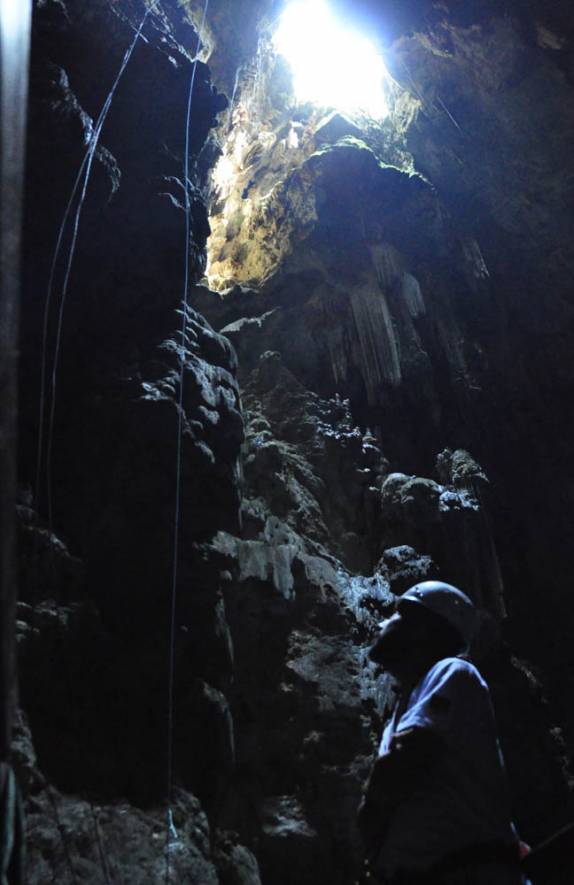 Observando o longo caminho de volta no Abismo de Anhumas, em Bonito, no Mato Grosso do Sul